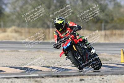 media/Dec-01-2025-Moto Forza (Mon) [[2daa91e15f]]/2-Intermediate Group/Session 3 (Turn 3)/